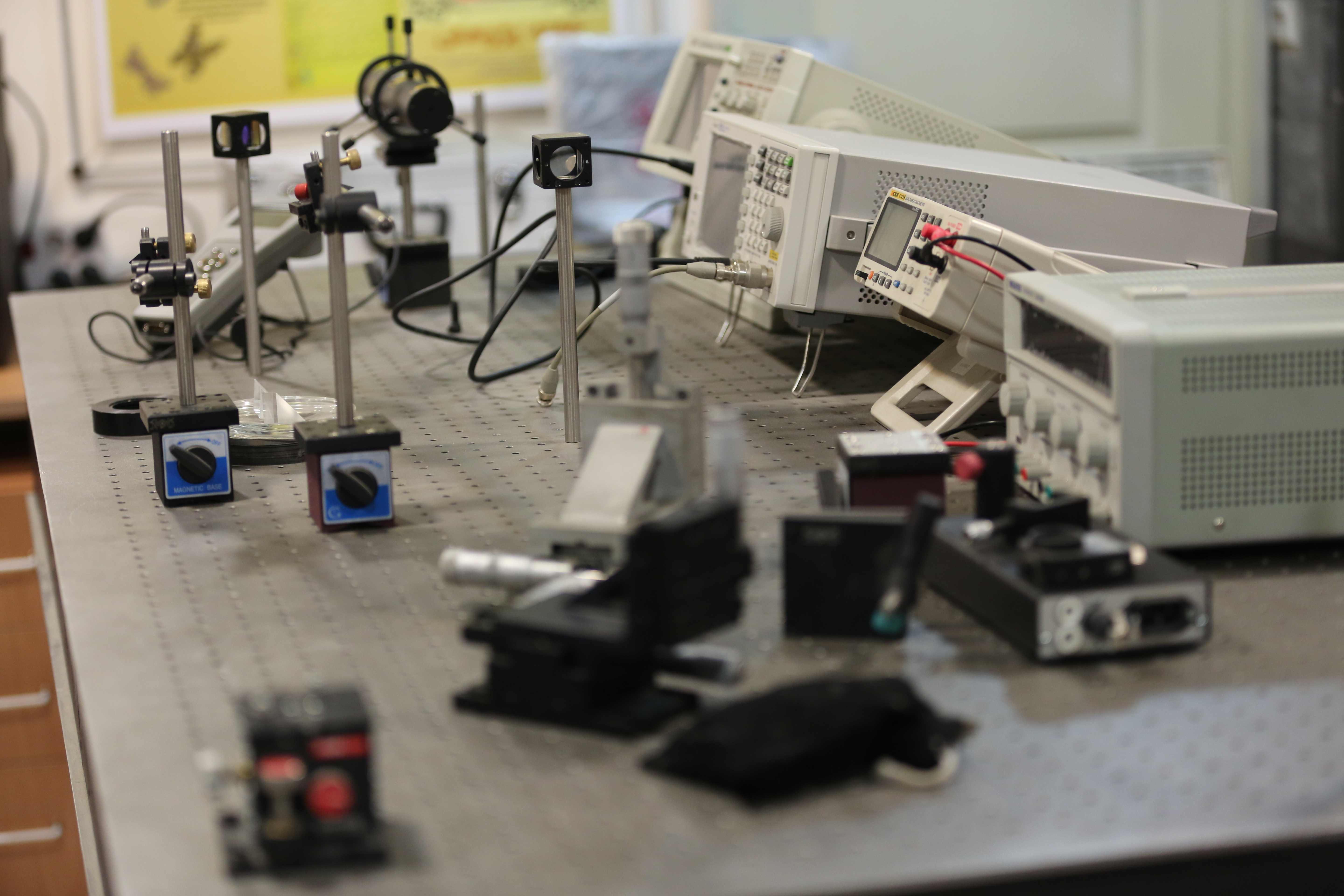 Optical test bench with photonics instruments